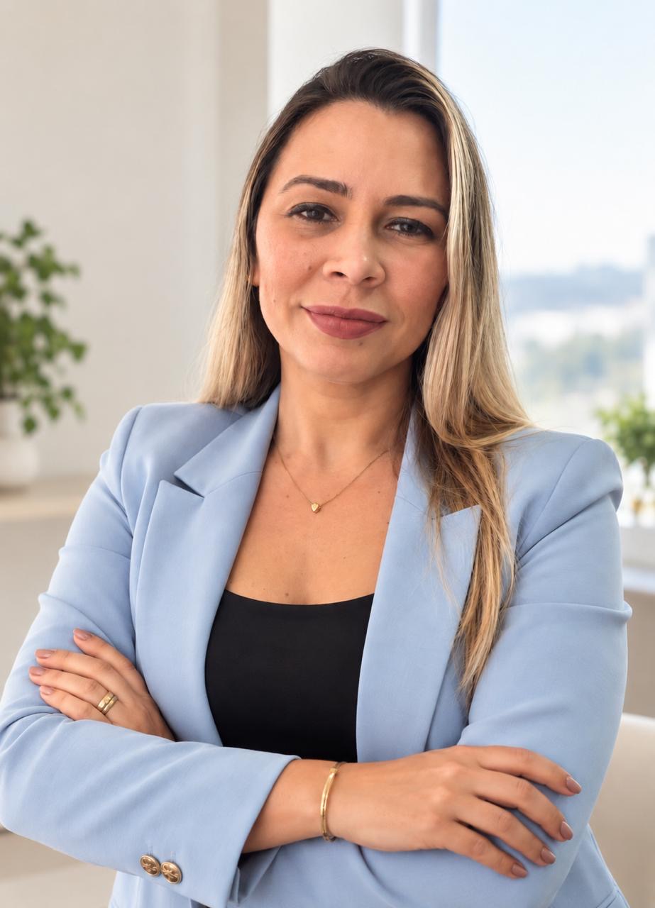 Thayse Rocha de terno azul, criadora do método Lidere-se
